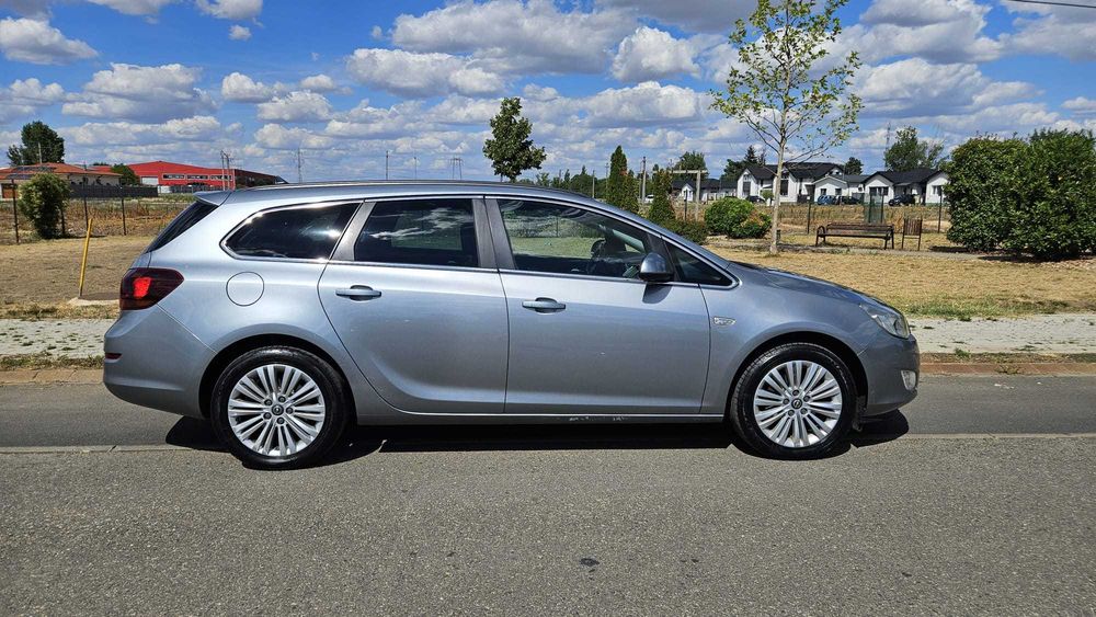 Vând Opel Astra J Sports Tourer 2011, 1.7 Diesel