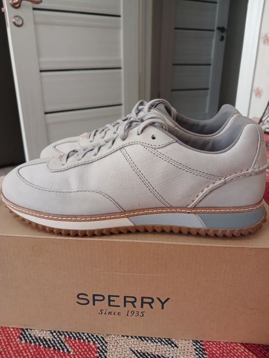 Кроссовки фирмы "Sperry"