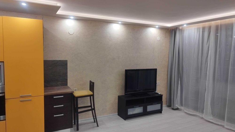 Под наем двустаен в нова сграда в центъра на София