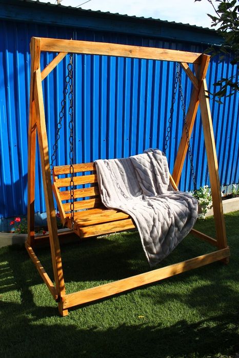 Садовые качели из дерева