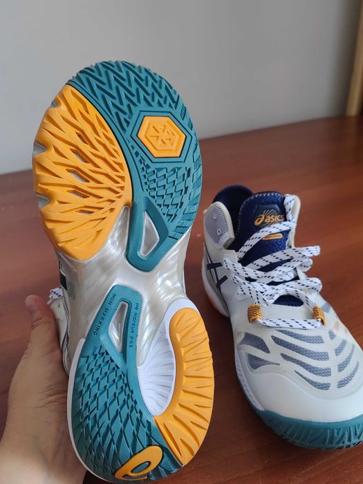 Кроссовки asics для спорта
