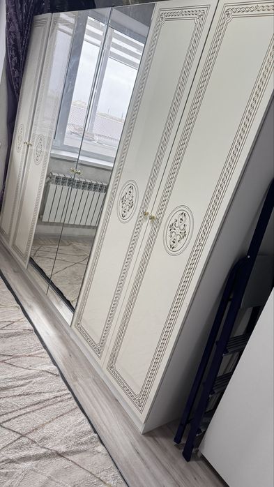 Продам Шкаф с комодом