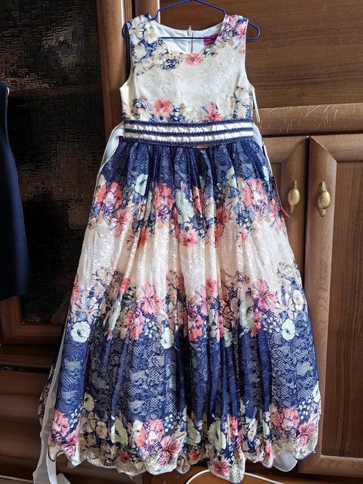 НОВОЕ платье для девочки на 6 - 8 лет