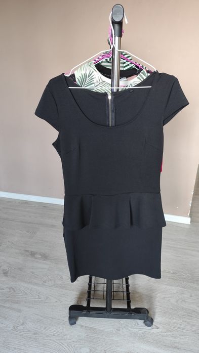 Продавам рокли и бодита