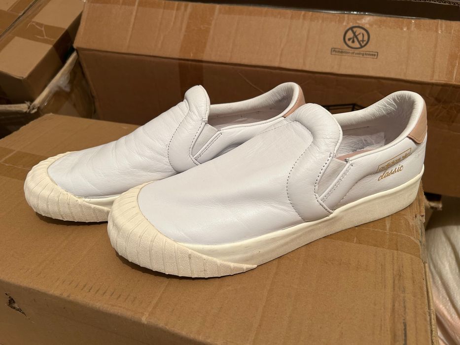 Слипоны Adidas из натуральной кожи