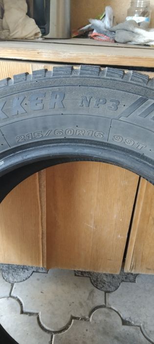 Продается шины зимный Maxxis