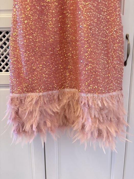 Модна дамска рокля топ модел с пера