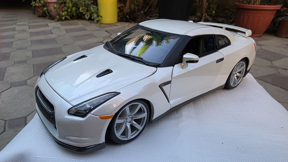 модель B Nissan GT-R (R35) в масштабе 1:18.