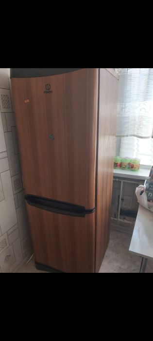 Продам холодильники 2 шт индезит