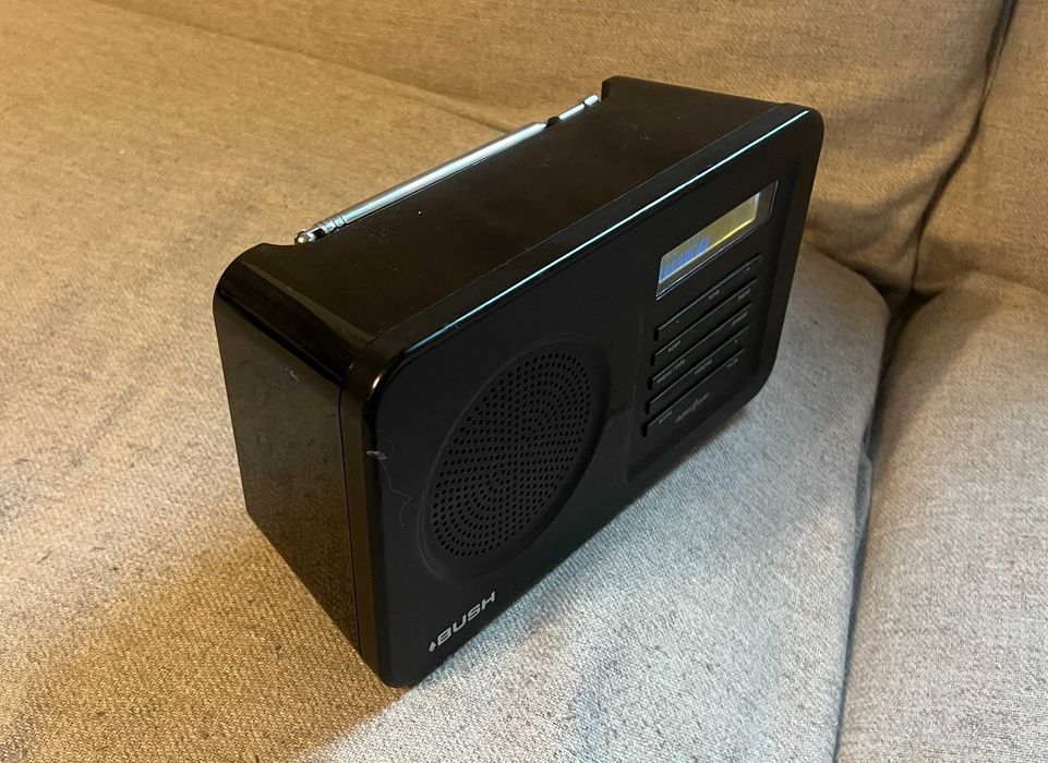 Radio digital portabil Bush DAB FM cu antena telescopica
