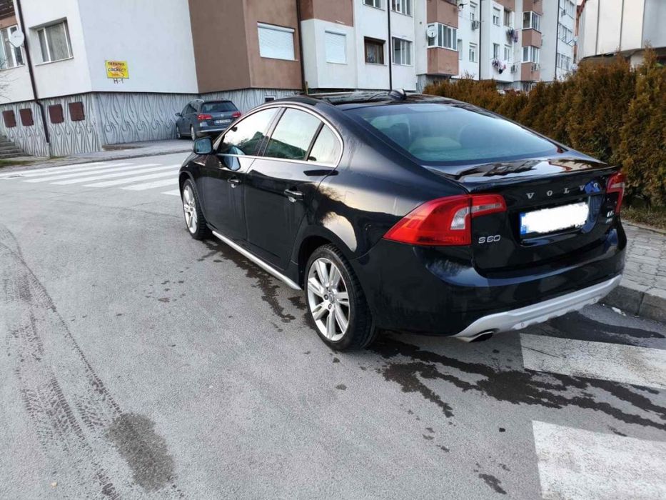 Автомобил Volvo s60