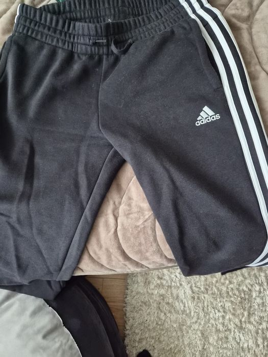 Продавам ADIDAS  панталони размер М