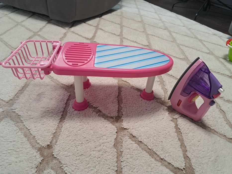 Детска дъска за гладене + ютия +две кошници за пазаруване