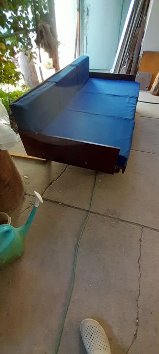Продам тахту, кровать  раздвижная с подушками.