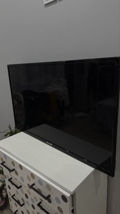 Продам телевизор SKYLINE с кронштейном. Смарт тв, на базе андроид