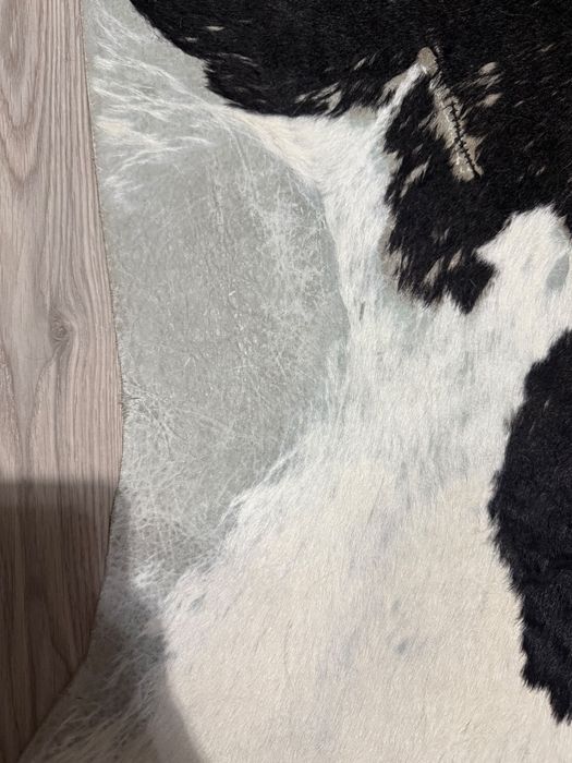 Covor vaca dimensiuni aproximativ 2.2 m lungime cu 1.8 m latime