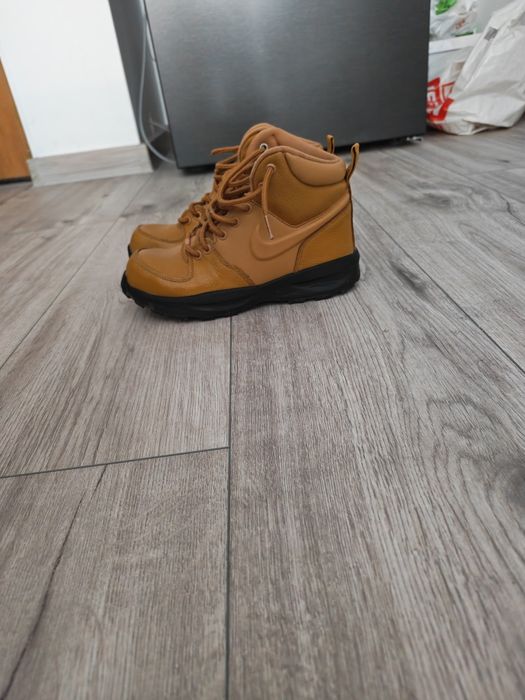 Vând ghete Nike stare foarte bună.