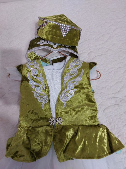 Жилет и тюбетейка