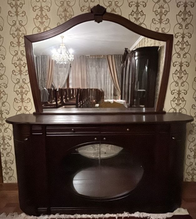 Стенка комод с большим зеркалом для гостинного зала