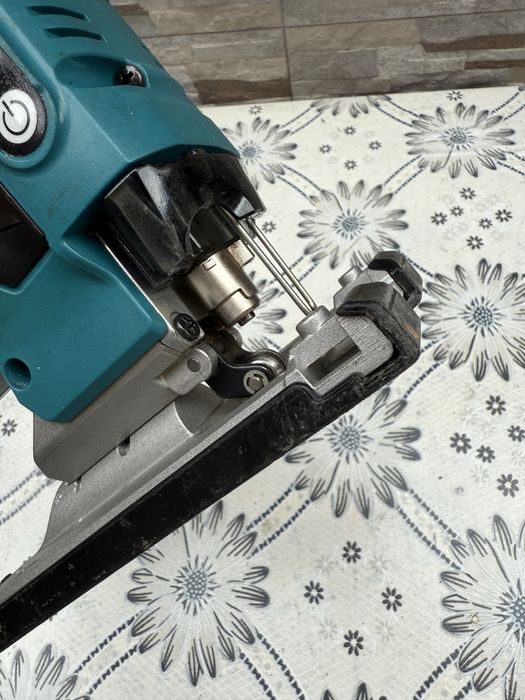 Акумулаторен прободен трион MAKITA DJV181