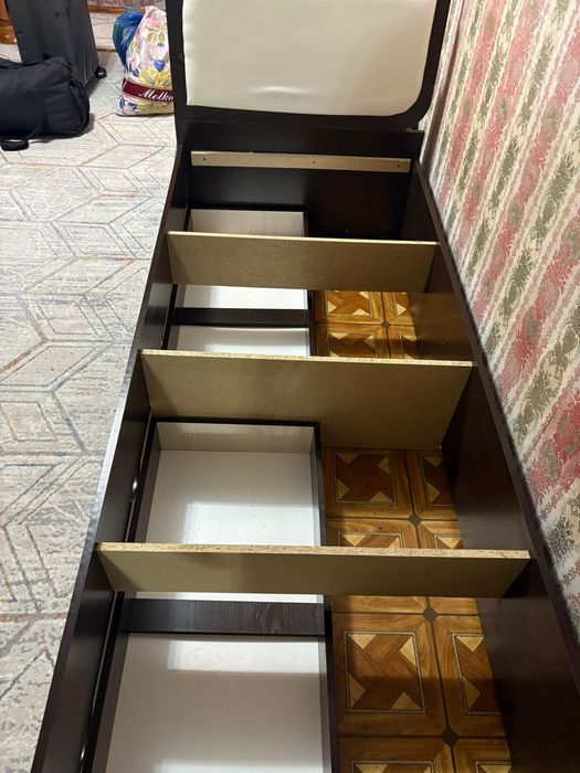 Кровать без матраса