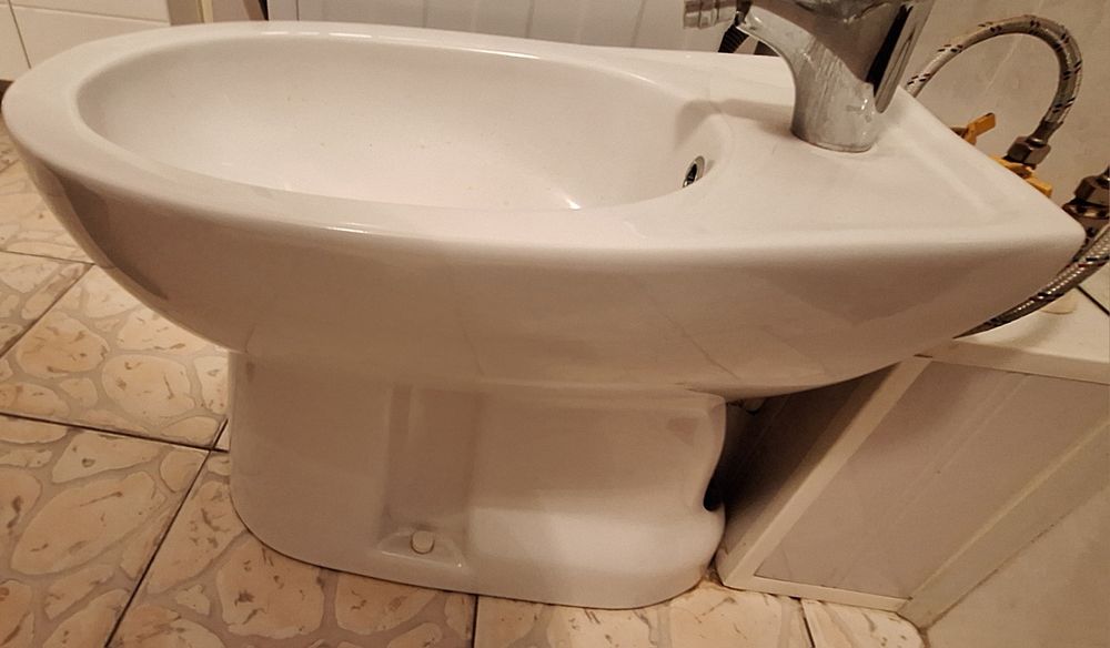 Биде со смесителем. без дефектов