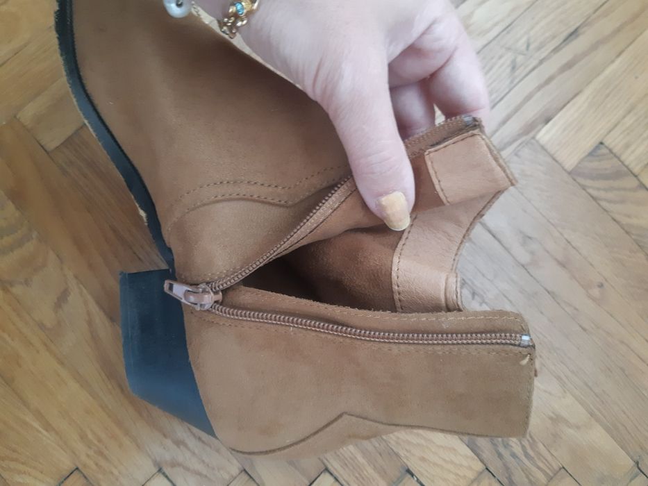 Ciocate/ghete Pull and Bear maro