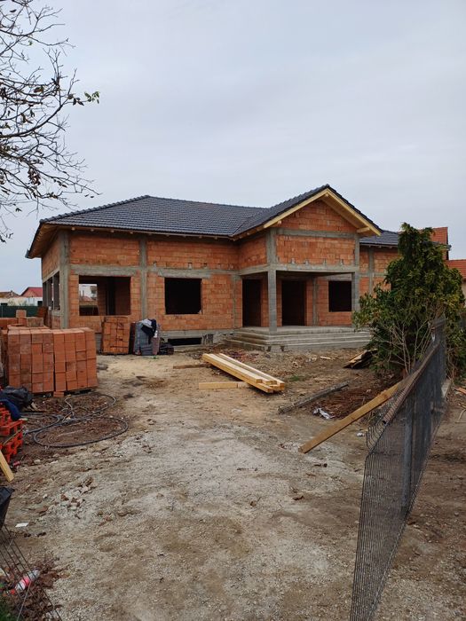 Firma Executăm case la rosu acoperișuri modificări placări polistiren