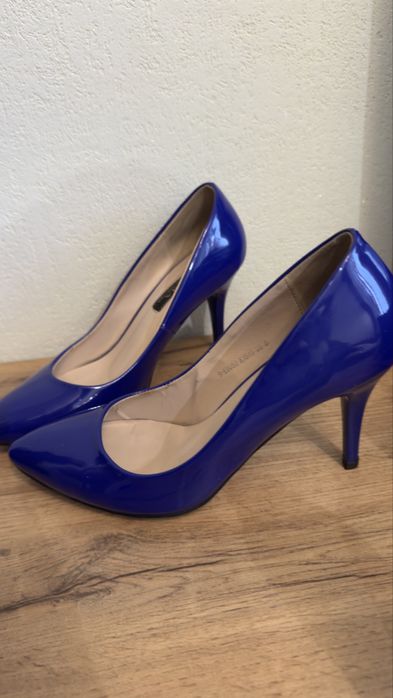 Продам женские туфли классика 36
