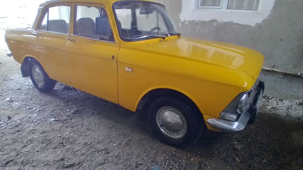 Maskvich 412 mashina sotiladi.