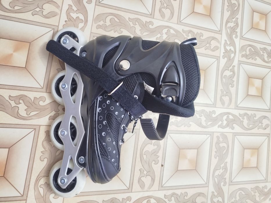 Ролликовые коньки черные