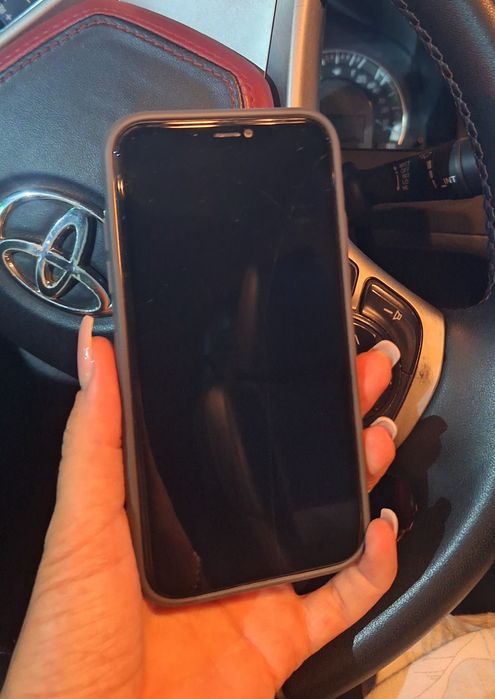 iPhone 11  128 ГБ.