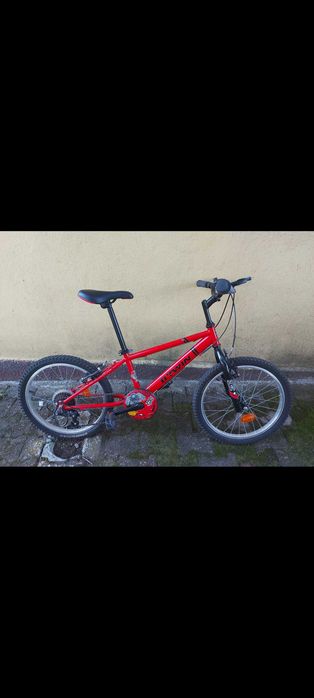 Vând super bicicletă B-twin roșie.