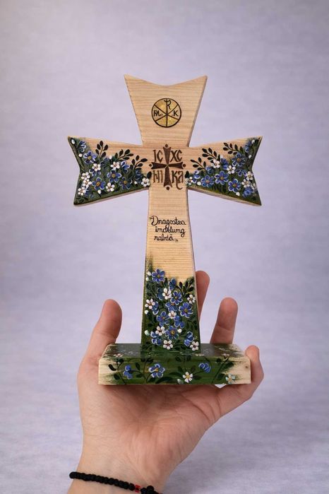 Cruce din lemn pictată manual – handmade, decor religios unicat
