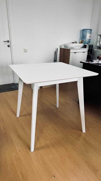 Стол Уценка - квадратный - эмаль - массив березы