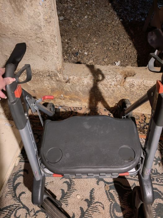 Vând lucruri pentru persoane cu dizabilități