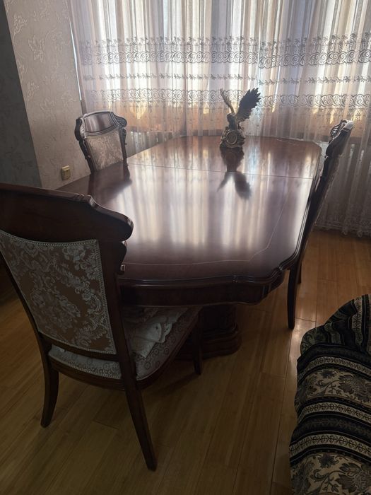 Стол со стульями из красного дерева