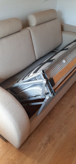 Canapea extensibilă, 200×100 cm în stare excelentă.