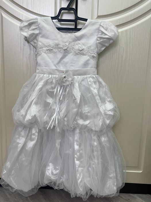 Продаю белое  платье вечернее на девочку