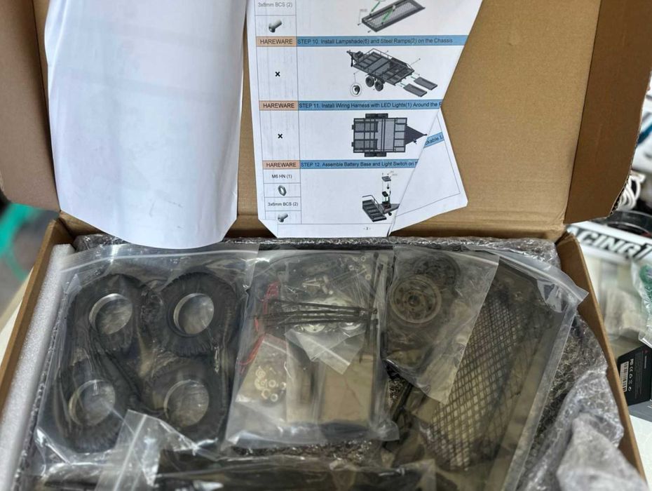 RC. Металлический прицеп с четырьмя
шинами для 1/10RC Crawler.