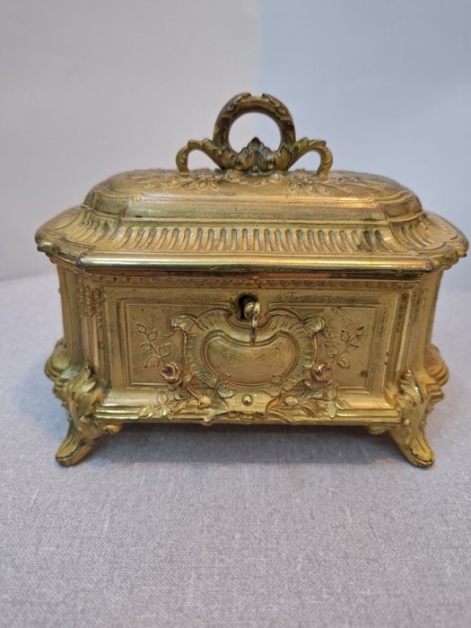 Винтидж кутия за бижута