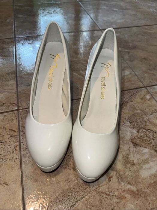 Чисто нови бели токчета