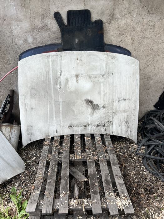 Продам капот на Пассат б4