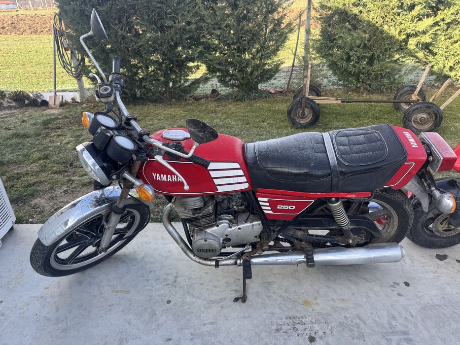 Motocicleta Yamaha 250 2 pistoane defecta