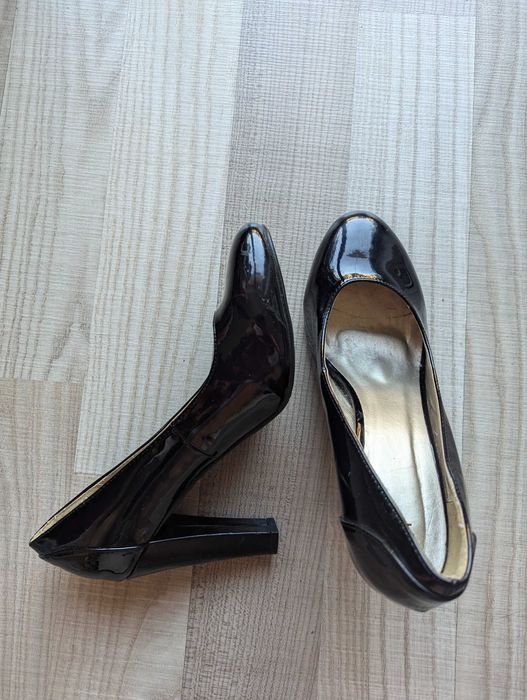 Pantofi negri lacuiti cu toc