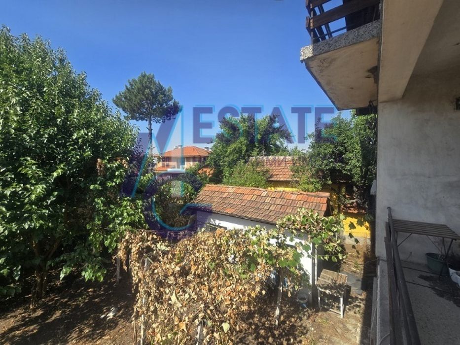 Масивна двуетажна къща гр Нови Искър