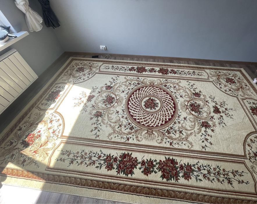 Бежевый ковер