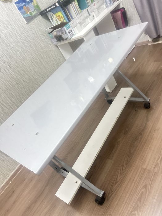 Стол удобный колесиках