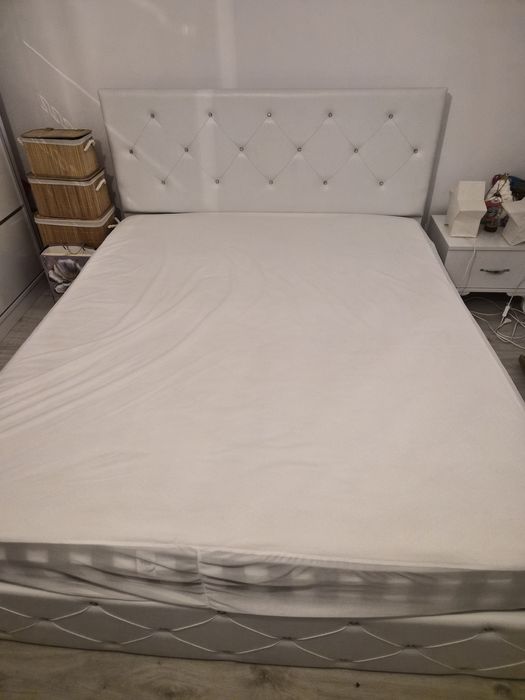 Dormitor complet alb, ca nou – pat 160x200, dulap, noptiere, comodă