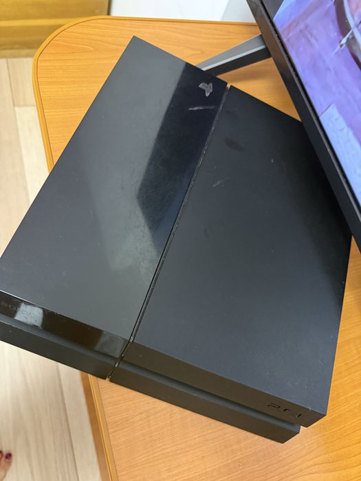 Vând PlayStation4